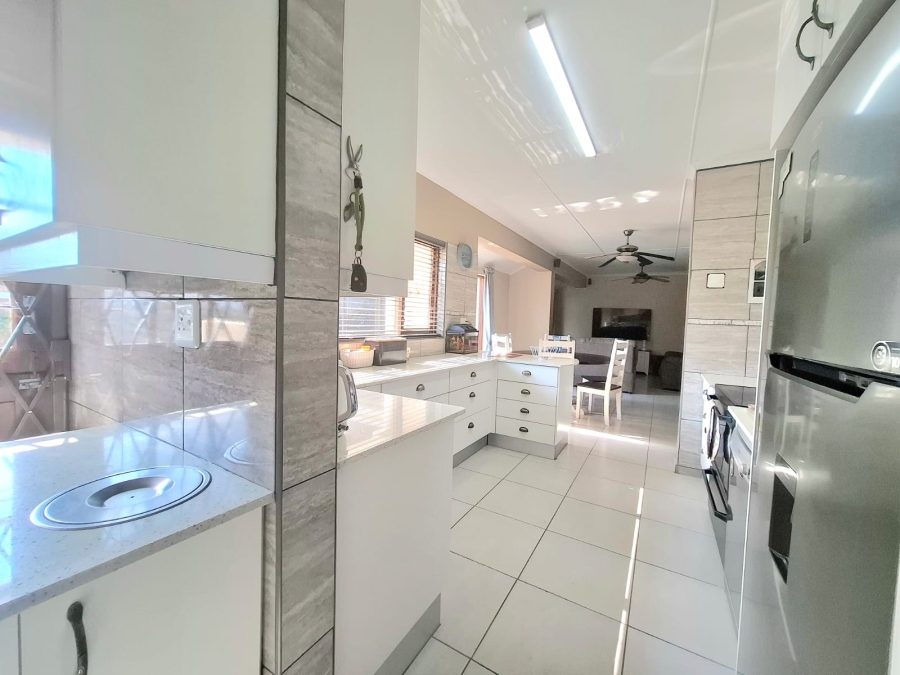 5 Bedroom Property for Sale in Beacon Bay Eastern Cape